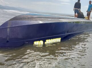 Speedboat bernama MISTER UN terlihat terbalik dan terdampar di pesisir Pantai Desa Malanggo, Kecamatan Tinombo Selatan, Kabupaten Parigi Moutong, Kamis (30/7/2026).