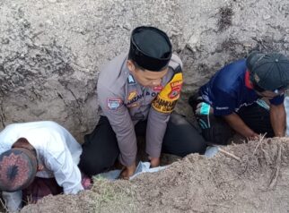 Bripka Hamza Ladema, Bhabinkamtibmas Desa Sonit, Kecamatan Bokan Kepulauan, Kabupaten Banggai Laut, dengan tulus turut membantu proses pengurusan dan pemakaman jenazah warga yang berduka di wilayahnya.