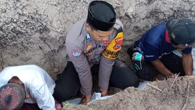 Bripka Hamza Ladema, Bhabinkamtibmas Desa Sonit, Kecamatan Bokan Kepulauan, Kabupaten Banggai Laut, dengan tulus turut membantu proses pengurusan dan pemakaman jenazah warga yang berduka di wilayahnya.