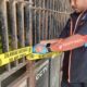 Petugas kepolisian memasang garis polisi dan tanda identifikasi guna mengamankan lokasi kejadian perkara pembunuhan satu keluarga di Jalan PDAM, Kelurahan Duyu, Kecamatan Tatanga, Kota Palu.