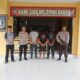 Ketiga terduga pelaku pencurian buah kelapa sawit yang telah diamankan petugas tampak diborgol saat didampingi jajaran personel kepolisian di halaman Polsek Bungku Utara, Selasa (11/8/2026).