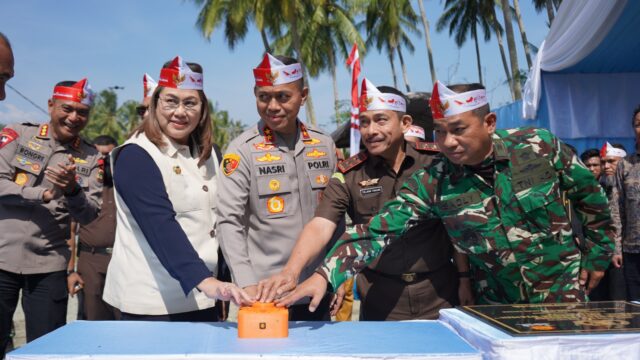 Kapolda Sulawesi Tengah Irjen Pol Nasri didampingi Bupati Donggala, Kajati Sulteng, serta perwakilan TNI dan unsur Forkopimda lainnya secara bersama-sama menekan tombol peresmian Jembatan Presisi Jenderal Hoegeng yang menghubungkan Desa Bale dan Dusun V Tavao, Kecamatan Tanantovea, Kabupaten Donggala