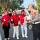 Personel Polresta Palu menyerahkan bendera Merah Putih kepada warga yang sedang beraktivitas di kawasan Car Free Day Jalan Prof. Moh. Yamin, Kota Palu, Minggu (16/8/2026).