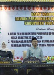 Ketua DPRD Kabupaten Tojo Una-Una Gusnar A. Suleman didampingi Wakil Bupati Tojo Una-Una Surya Lapasiri memimpin jalannya Rapat Paripurna DPRD Kabupaten Tojo Una-Una, Kamis (20/8/2026).