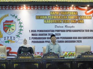 Ketua DPRD Kabupaten Tojo Una-Una Gusnar A. Suleman didampingi Wakil Bupati Tojo Una-Una Surya Lapasiri memimpin jalannya Rapat Paripurna DPRD Kabupaten Tojo Una-Una, Kamis (20/8/2026).