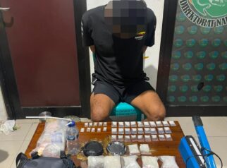 Tersangka RN (34) asal Kabupaten Sigi beserta barang bukti 45 paket sabu seberat total 257,7 gram yang diamankan Polresta Banggai di wilayah Luwuk