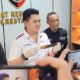 Kasat Reskrim Polresta Palu, AKP Ismail, memperlihatkan barang bukti berupa sebilah pisau pendek yang diduga digunakan tersangka AK dalam peristiwa pembunuhan satu keluarga di Kelurahan Duyu, Kecamatan Tatanga, Kota Palu, Rabu (26/8/2026).