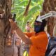 Tersangka berinisial AK memperagakan cara menggunakan senjata tajam berupa pisau pendek saat proses identifikasi dan pra rekonstruksi kasus pembunuhan satu keluarga di Kelurahan Duyu, Kecamatan Tatanga, Kota Palu, Kamis (27/8/2026).