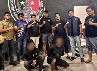 Tim penyidik Unit I Subdit IV Renakta Ditreskrimum Polda Sulawesi Tengah bersama dua tersangka berinisial NM dan RS yang diduga melakukan persetubuhan dan pencabulan terhadap anak di Desa Sienjo, Kecamatan Toribulu, Kabupaten Parigi Moutong, berfoto bersama usai penangkapan, Kamis (27/8/2026). — Foto: Dok. Polda Sulteng