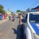Personel Satlantas Polres Tojo Una-Una sedang melakukan pengaturan arus lalu lintas dan pemberian imbauan keselamatan kepada pengguna jalan saat pelaksanaan kegiatan Blue Light Patrol di ruas jalan utama Kota Ampana.