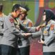 Momen bersejarah penyerahan penghargaan Hoegeng Awards 2026 kategori Polisi Pelindung Perempuan dan Anak kepada AKP Siti Elminawati, personel Polda Sulawesi Tengah, dalam acara puncak di The Tribrata Darmawangsa, Jakarta Selatan, Jumat (31/7/2026).