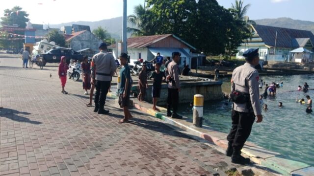Personel Kompi 4 Batalyon A Pelopor Satbrimob Polda Sulawesi Tengah sedang melaksanakan pemantauan dan pengawasan keselamatan di sepanjang Dermaga Tanjung Batu, Kelurahan Baru, Kecamatan Baolan, Kabupaten Tolitoli, Minggu (02/08/2026).