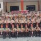 Wakil Bupati Tojo Una-Una Surya, S.Sos., M.Si., bersama para pembina, pelatih, serta seluruh anggota Kontingen Cabang Gerakan Pramuka Kabupaten Tojo Una-Una berpose bersama secara penuh semangat di Halaman Kantor Bupati Touna, Senin (3/8/2026).
