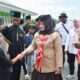 (Foto: Pemkab Touna FB). Wakil Bupati Tojo Una-Una Hj. Surya, S.Sos., M.Si., dengan ramah menyapa dan berjabat tangan akrab dengan salah satu siswa saat meninjau pelaksanaan pembinaan karakter serta kedisiplinan yang dilakukan oleh Tim Pengajar Taruna Akademi Kepolisian (Akpol) di Sekolah Rakyat, Selasa (4/8/2026).