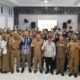 Bupati Tojo Una-Una Ilham Lawidu, S.H., didampingi Ketua DPRD Gusnar A Suleman, Sekda Alfian Matadjeng, serta unsur pimpinan perangkat daerah dan Koordinator Wilayah KKN UGM Sulteng, berfoto bersama secara penuh semangat dengan seluruh mahasiswa peserta KKN PPM UGM Periode II yang bertugas di Kecamatan Togean, di Ruang Rapat Besar Kantor Bupati Touna, Selasa (4/8/2026).