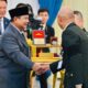 Presiden Prabowo Subianto menerima baret merah Pasukan Khusus Thailand. (Foto: BPMI Setpres)
