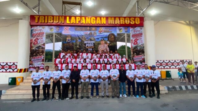 Foto bersama seluruh peserta Bhayangkara Poso Overland 2026, Pasukan Paskibraka, dan jajaran pejabat terkait di Tribun Lapangan Maroso, Sabtu (8/8/2026).