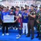 (Foto:diskominfo). Suasana penyerahan hadiah utama kepada tim juara Turnamen Piala Gubernur BERANI Cup 2026, disaksikan oleh jajaran pejabat daerah, unsur Forkopimda, dan para pemain, usai acara penutupan resmi yang dipimpin Gubernur Sulawesi Tengah Anwar Hafid di Lapangan Stamina Ampana, Selasa (4/8/2026).