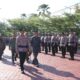 Kapolres Tojo Una-Una AKBP Yanna Djayawidya didampingi Sekretaris Daerah selaku perwakilan Bupati serta unsur Forkopimda, melaksanakan peninjauan barisan pasukan gabungan dalam upacara Gelar Pasukan Kesiapsiagaan Menghadapi Kebakaran Hutan dan Lahan (Karhutla) di Lapangan Apel Polres Tojo Una-Una, Selasa (11/8/2026).