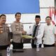 Kapolres Tojo Una-Una AKBP Yanna Djayawidya menerima secara langsung dokumen berisi enam poin rekomendasi keamanan dan ketertiban dari perwakilan Aliansi Muslim Kabupaten Tojo Una-Una, disaksikan jajaran perwira Polres serta pengurus MUI dan perwakilan ormas Islam, dalam audiensi yang berlangsung di Aula Bhakti Satria