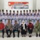 Foto bersama Wakil Bupati Tojo Una-Una Hj. Surya, unsur Forkopimda, pejabat daerah, pembina, serta 33 orang anggota Pasukan Pengibar Bendera Pusaka (Paskibraka) Kabupaten Tojo Una-Una yang baru saja dikukuhkan di Gedung Auditorium, Sabtu (15/8/2026).