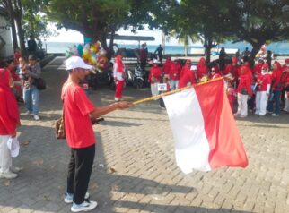 Suasana semarak karnaval menyambut HUT Kemerdekaan RI ke-81 yang digelar TK Alkhairat Uentanaga Bawah, Kelurahan Muara Toba, Kecamatan Ratolindo,