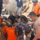 Petugas mengevakuasi korban gempa M7,7 di Nusa Tenggara Timur (dok. istimewa)