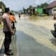Personel Polsek Kasimbar mengatur lalu lintas dan memberikan arahan keselamatan kepada pengguna jalan saat melintas di Jalan Trans Sulawesi, Desa Sendana, Minggu (16/8/2026).