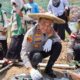 Kapolda Sulawesi Tengah Irjen Pol Nasri sedang menanam bibit bawang putih secara langsung di lokasi kegiatan