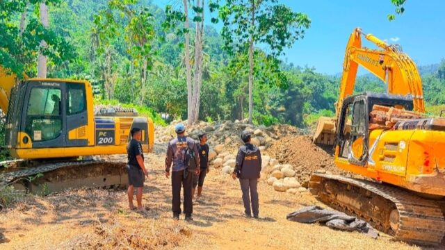 Personel penyidik Subdit Tipidter Ditreskrimsus Polda Sulawesi Tengah melakukan pengecekan terhadap sejumlah alat berat jenis excavator yang ditemukan terparkir di lahan perkebunan warga, Desa Bodi, Kecamatan Paleleh Barat, Kabupaten Buol, Kamis (20/8/2026)