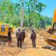 Personel penyidik Subdit Tipidter Ditreskrimsus Polda Sulawesi Tengah melakukan pengecekan terhadap sejumlah alat berat jenis excavator yang ditemukan terparkir di lahan perkebunan warga, Desa Bodi, Kecamatan Paleleh Barat, Kabupaten Buol, Kamis (20/8/2026)