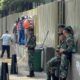 Prajurit TNI berjaga-jaga di kawasan Pejompongan, Jakarta Pusat (foto: Riyan Rizki)