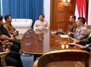 Panglima Jilah mengusulkan kepada Presiden Prabowo Subianto agar warga Dayak, khususnya yang bertato bisa mendaftar TNI-Polri (dok. Setkab)
