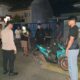 Personel Polres Tojo Una-Una memeriksa dan mengamankan sepeda motor Honda Beat yang ditinggalkan terduga pelaku saat percobaan pencurian kopra di Kelurahan Dondo, Kecamatan Ratolindo, Kabupaten Tojo Una-Una, Sabtu (22/8/2026) dini hari.
