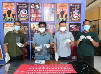 Kasatresnarkoba Polres Morowali Utara AKP Ahmad Sadat, S.Sos., M.H., beserta jajarannya menampilkan barang bukti berupa 145 paket diduga narkoba jenis sabu dengan berat bruto 33,66 gram, hasil pengungkapan kasus peredaran narkoba di wilayah Kecamatan Lembo dan Kecamatan Mamosalato, Kabupaten Morowali Utara, Rabu (9/9/2026).