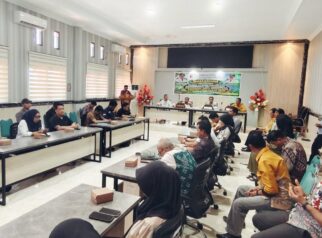 Suasana Sosialisasi Pengurusan Rekomendasi Izin Lingkungan, Pengawasan serta Pemeriksaan Kualitas Lingkungan Hidup yang diselenggarakan Dinas Lingkungan Hidup, Perumahan, Kawasan Permukiman dan Pertanahan Kabupaten Tojo Una-Una, berlangsung di Ruang Rapat Kantor Bupati Tojo Una-Una, Rabu (9/9/2026).