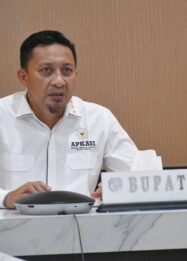 Bupati Tojo Una-Una, Ilham Lawidu, saat menyampaikan pemaparan dalam pertemuan Rembuk dan Bincang-Bincang Otonomi Daerah Antar Kepala Daerah dan Kementerian Dalam Negeri (REBOAN) yang diikuti secara daring,(Foto:PPID Dinas Kominfo Touna)