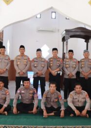 Kapolres Tojo Una-Una AKBP Yanna Djayawidya, S.I.K., M.H., beserta jajaran Pejabat Utama dan personel Polres Touna berfoto bersama di Masjid Al Muhajirin Polres Tojo Una-Una usai mengikuti kegiatan Pembinaan Rohani dan Mental (Binrohtal) bersama Kapolri Jenderal Polisi Listyo Sigit Prabowo dan Gus Baha secara daring, Sabtu (26/9/2026).