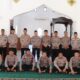Kapolres Tojo Una-Una AKBP Yanna Djayawidya, S.I.K., M.H., beserta jajaran Pejabat Utama dan personel Polres Touna berfoto bersama di Masjid Al Muhajirin Polres Tojo Una-Una usai mengikuti kegiatan Pembinaan Rohani dan Mental (Binrohtal) bersama Kapolri Jenderal Polisi Listyo Sigit Prabowo dan Gus Baha secara daring, Sabtu (26/9/2026).