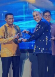 Asisten II Bidang Perekonomian dan Pembangunan Setda Kabupaten Tojo Una-Una, Mohammad Asrar Mohamad Ali, menerima penghargaan Anugerah Pendidikan Bago Nggabale 2026 dari BPMP Provinsi Sulawesi Tengah, Jumat (25/9/2026).