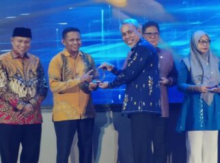 Asisten II Bidang Perekonomian dan Pembangunan Setda Kabupaten Tojo Una-Una, Mohammad Asrar Mohamad Ali, menerima penghargaan Anugerah Pendidikan Bago Nggabale 2026 dari BPMP Provinsi Sulawesi Tengah, Jumat (25/9/2026).