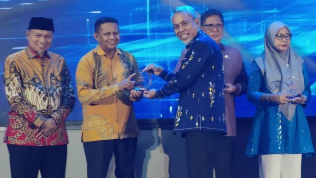 Asisten II Bidang Perekonomian dan Pembangunan Setda Kabupaten Tojo Una-Una, Mohammad Asrar Mohamad Ali, menerima penghargaan Anugerah Pendidikan Bago Nggabale 2026 dari BPMP Provinsi Sulawesi Tengah, Jumat (25/9/2026).