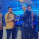 Asisten II Bidang Perekonomian dan Pembangunan Setda Kabupaten Tojo Una-Una, Mohammad Asrar Mohamad Ali, menerima penghargaan Anugerah Pendidikan Bago Nggabale 2026 dari BPMP Provinsi Sulawesi Tengah, Jumat (25/9/2026).
