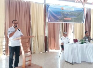 Sekretaris Daerah Kabupaten Tojo Una-Una, Alfian Matajeng, saat memberikan sambutan mewakili Bupati pada kegiatan Focus Group Discussion (FGD) Kajian Penetapan Garis Sempadan Danau Banano I, II, dan III, yang berlangsung di Marina Cottage, Kecamatan Ratolindo, Kabupaten Tojo Una-Una, Rabu (2/9/2026).