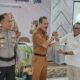 Sekretaris Daerah Kabupaten Tojo Una-Una Alfian Matajeng menerima cinderamata dari Balai Taman Nasional Kepulauan Togean usai membuka Pelatihan Monitoring, Control, and Surveillance (MCS) Berbasis Masyarakat di Hotel Lawaka, Ampana, Selasa (1/9/2026).