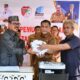 Sekretaris Daerah Kabupaten Tojo Una-Una, Alfian Matajeng, didampingi Kepala Dinas Perpustakaan dan Kearsipan Mohamad Afandi, secara simbolis menyerahkan hasil pemusnahan arsip Sekretariat Daerah periode 2002–2020 sebanyak 9.527 berkas di Halaman Kantor Bupati Tojo Una-Una, Senin (7/9/2026).