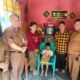 Ketua DPRD Kabupaten Tojo Una-Una, Gusnar Suleman, bersama Kepala Dinas Kesehatan dr. Niko, jajaran terkait, dan keluarga berfoto bersama Arjhiansyah A Maruf (8), anak penderita kelainan jantung bawaan asal Desa Sumoli, Kecamatan Ratolindo, yang akan difasilitasi rujukan medis ke RS Harapan Kita, Jakarta.