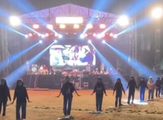 Suasana gladi bersih penampilan seni dan budaya di panggung utama Festival Budaya Bakulupi 2026, di Lapangan Sepak Bola Kelurahan Bailo Baru, Kecamatan Ampana Kota, Jumat (11/9/2026) malam.