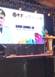 Bupati Tojo Una-Una, Ilham Lawidu, SH., menyampaikan sambutan pada pembukaan resmi Festival Budaya Bakulupi 2026 di Lapangan Sepak Bola Kelurahan Bailo Baru, Kecamatan Ampana Kota, Sabtu (12/9/2026) malam.