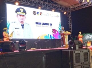 Bupati Tojo Una-Una, Ilham Lawidu, SH., menyampaikan sambutan pada pembukaan resmi Festival Budaya Bakulupi 2026 di Lapangan Sepak Bola Kelurahan Bailo Baru, Kecamatan Ampana Kota, Sabtu (12/9/2026) malam.